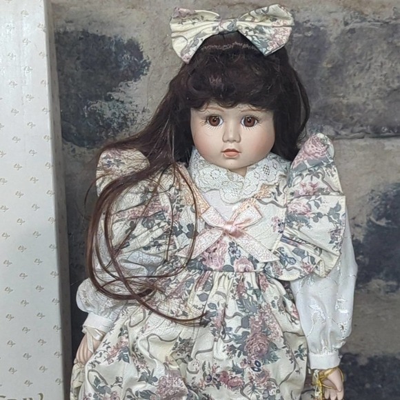 Elizabeth Gray Vintage Porcelain Doll Brunette 16" Floral Dress Parasol Basket - Picture 2 of 16